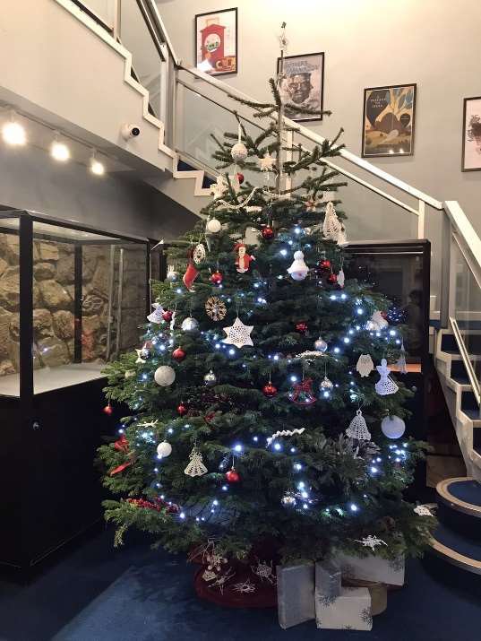 City Library 館内のクリスマスツリー