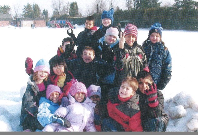 雪のグランドで遊ぶ生徒達(カナダ)