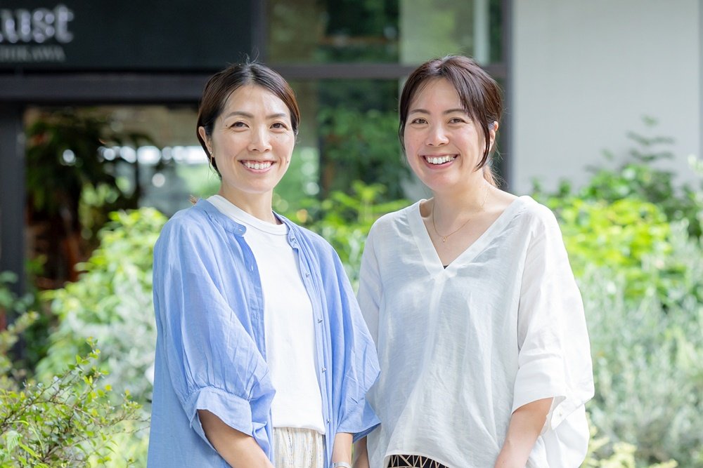 お姉さんの豊泉恵理子さん(右)と。現在はカナダでhidamari tea TOKYOのバックオフィス部門を担う豊泉さんも海外インターンを経験され、しかもそのエピソードは驚きの連続!皆さんを想定外の世界に誘うストーリーはこちらから!
写真提供:大内奈穂子さん