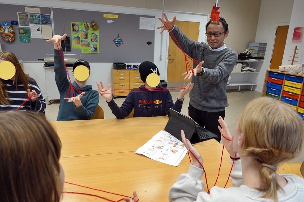 現地の子どもたちにあやとりを教える髙橋さん
写真提供:髙橋武志さん
日本の学校に比べてかなりリラックス(?)
写真提供:髙橋武志さん