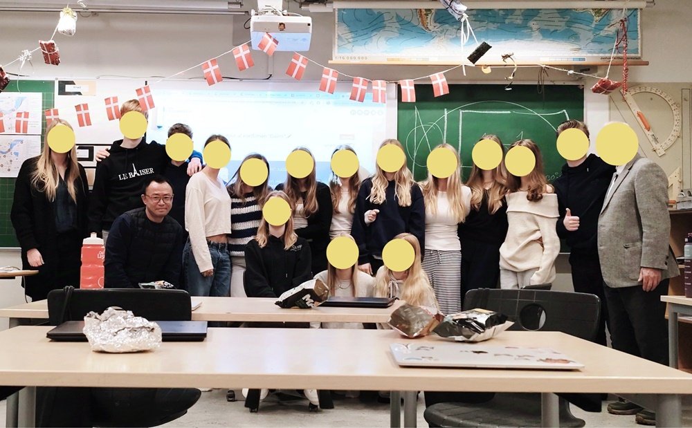 約2年ぶりに果たした、研修先の先生や子どもたちとの再会。前列左端に髙橋さん。
写真提供:髙橋武志さん