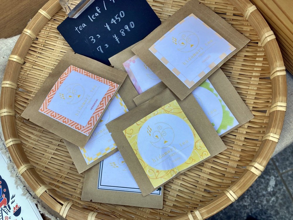hidamari tea TOKYOの商品が映えるラベルのデザインは豊泉さんの手によるもの。