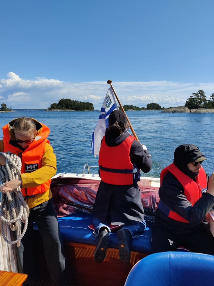 建築事務所の同僚たちとの夏の旅行。(左)島へ行き来するボートでの一コマ。(右)サウナコテージにて。フィンランドには無数の島があり、島々にコテージがあることも多い。
*写真提供:山田芽里さん